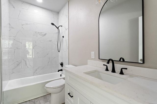 10 Honeysuckle LN, Wimberley, TX 78676