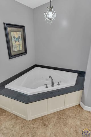 8244 SW Indian Hills RD, Auburn, KS 66402