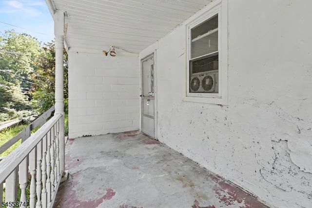 26 Sanatorium Rd, Glen Gardner Boro, NJ 08826