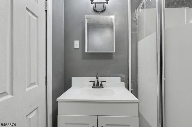 26 Sanatorium Rd, Glen Gardner Boro, NJ 08826
