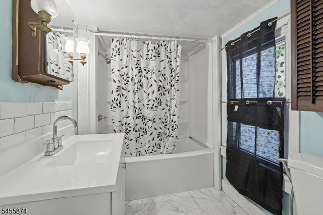 26 Sanatorium Rd, Glen Gardner Boro, NJ 08826