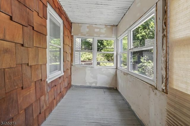 26 Sanatorium Rd, Glen Gardner Boro, NJ 08826