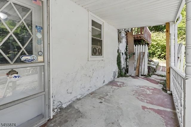 26 Sanatorium Rd, Glen Gardner Boro, NJ 08826