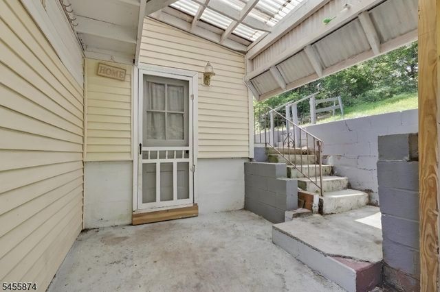 26 Sanatorium Rd, Glen Gardner Boro, NJ 08826