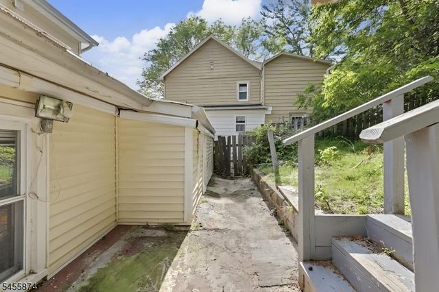 26 Sanatorium Rd, Glen Gardner Boro, NJ 08826