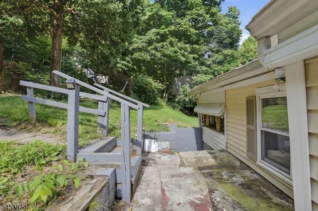 26 Sanatorium Rd, Glen Gardner Boro, NJ 08826