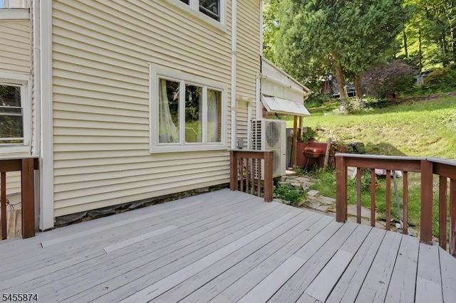 26 Sanatorium Rd, Glen Gardner Boro, NJ 08826