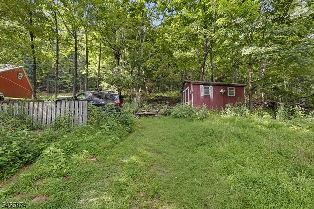 26 Sanatorium Rd, Glen Gardner Boro, NJ 08826