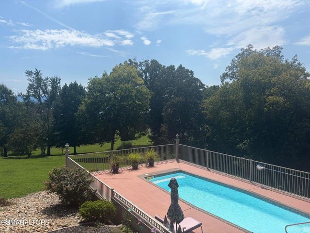 849 Pinnacle Drive, Dandridge, TN 37725