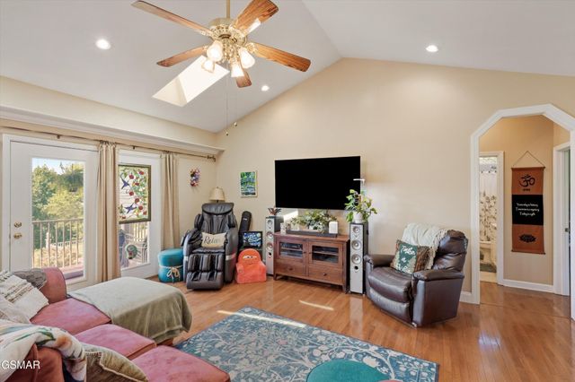 849 Pinnacle Drive, Dandridge, TN 37725