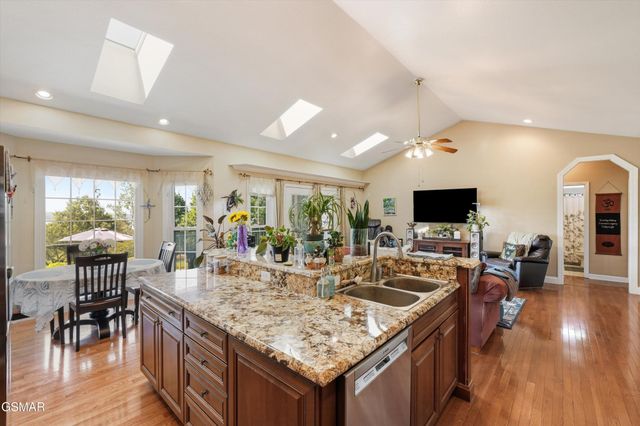 849 Pinnacle Drive, Dandridge, TN 37725
