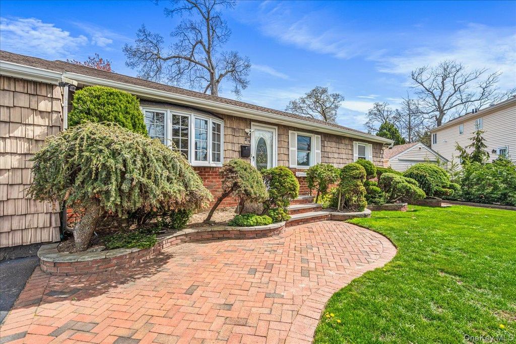 21 Norman Street, Lynbrook, NY 11563