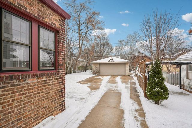 1910 E Newton AVENUE, Shorewood, WI 53211