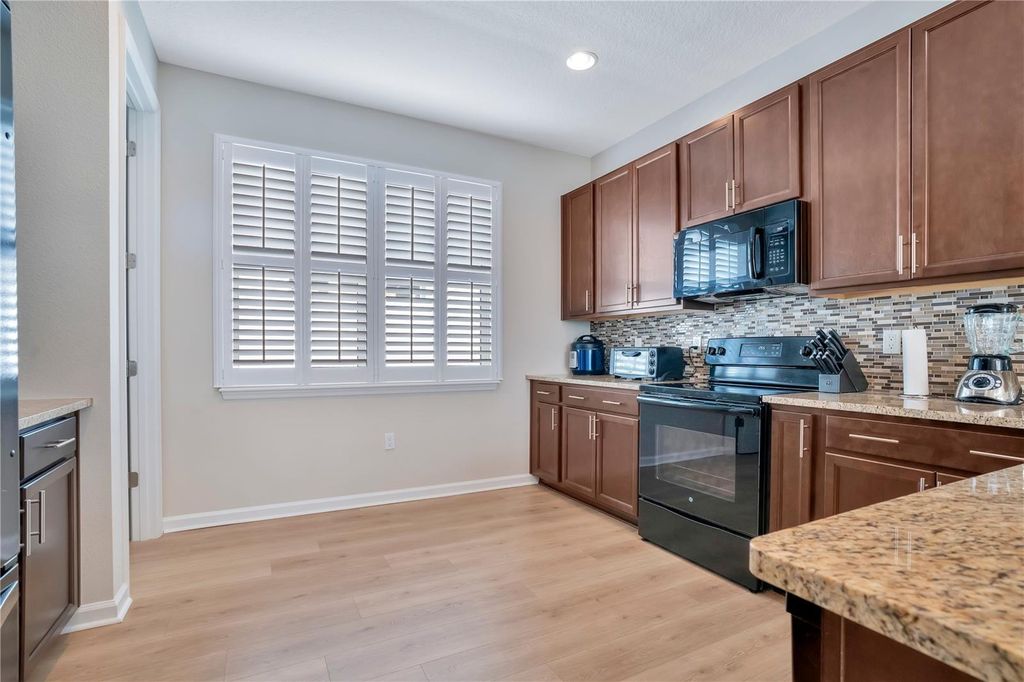 Image 3 of property listing at 1088 AVERY MEADOWS WAY, Deland, FL 32724