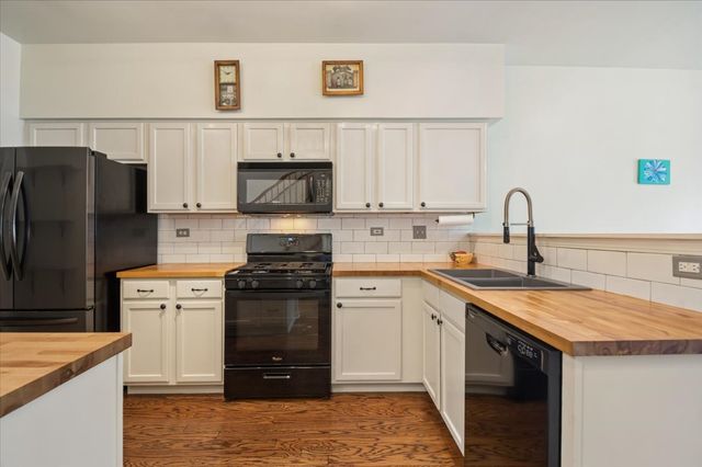 1041 PARKHILL Circle, Aurora, IL 60502
