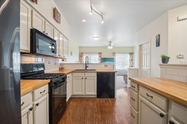 1041 PARKHILL Circle, Aurora, IL 60502