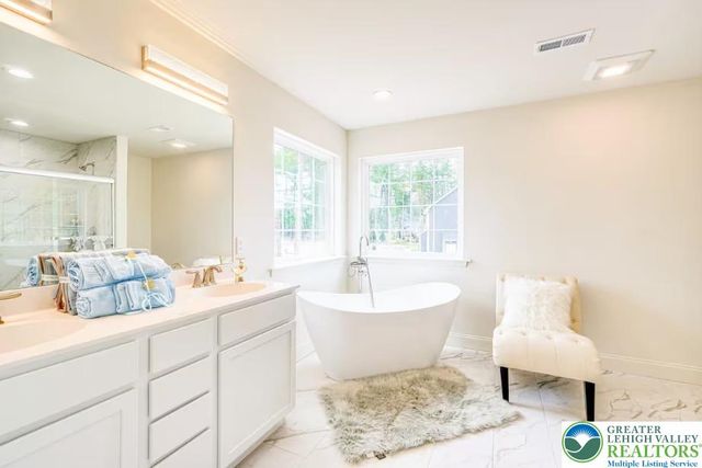 87 Sage Court, Mahoning Twp, PA 18235