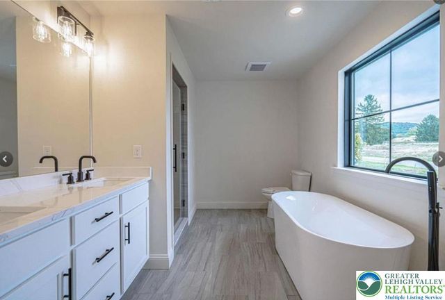 87 Sage Court, Mahoning Twp, PA 18235