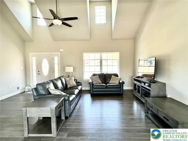 87 Sage Court, Mahoning Twp, PA 18235