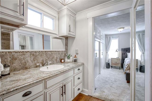 831 W 39th Terrace, Kansas City, MO 64111