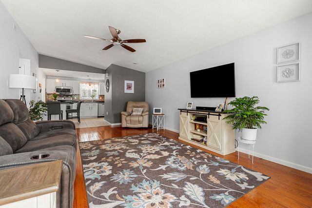 5 Rainbow Drive, Londonderry, NH 03053