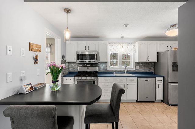 5 Rainbow Drive, Londonderry, NH 03053