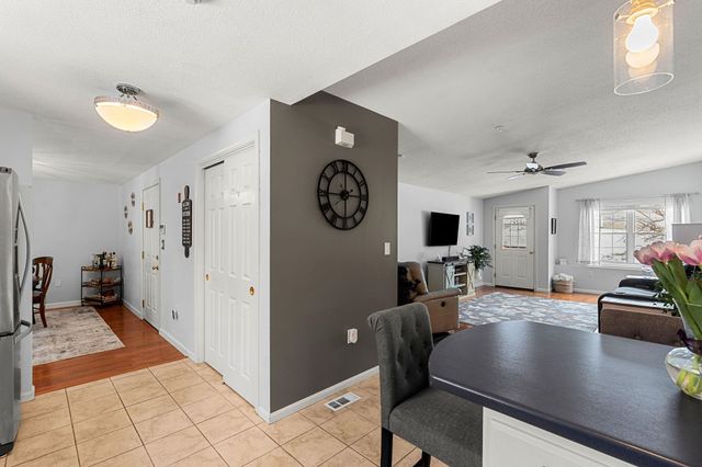 5 Rainbow Drive, Londonderry, NH 03053