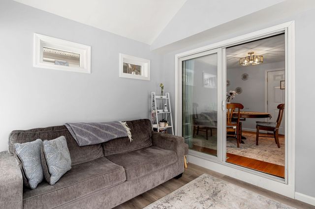 5 Rainbow Drive, Londonderry, NH 03053