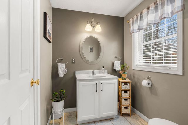 5 Rainbow Drive, Londonderry, NH 03053