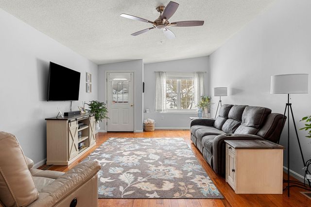 5 Rainbow Drive, Londonderry, NH 03053