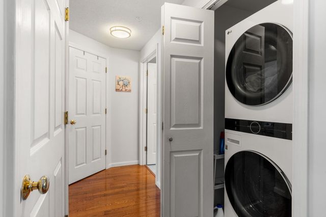 5 Rainbow Drive, Londonderry, NH 03053