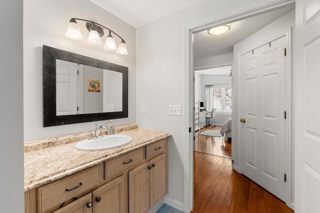 5 Rainbow Drive, Londonderry, NH 03053