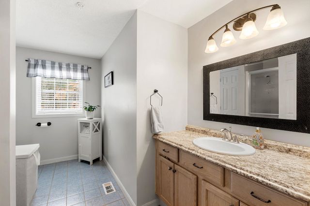 5 Rainbow Drive, Londonderry, NH 03053