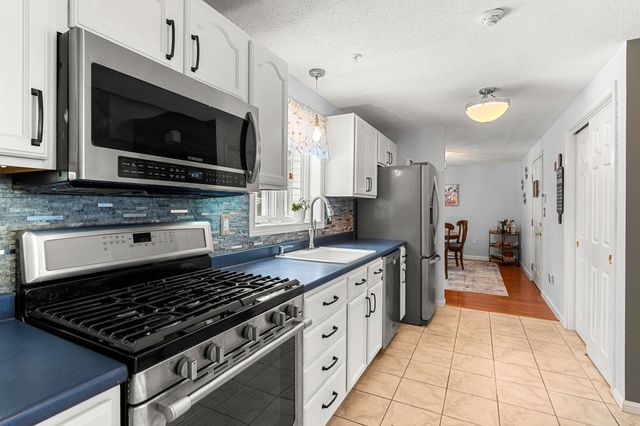 5 Rainbow Drive, Londonderry, NH 03053