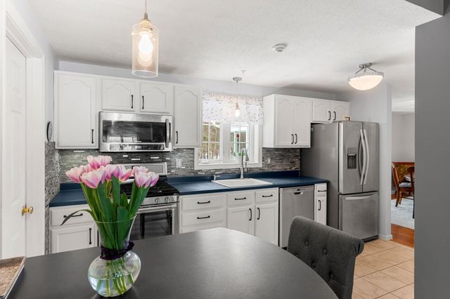 5 Rainbow Drive, Londonderry, NH 03053