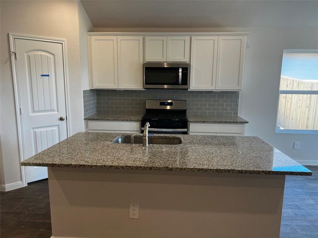 320 Belmont PL, Lockhart, TX 78644