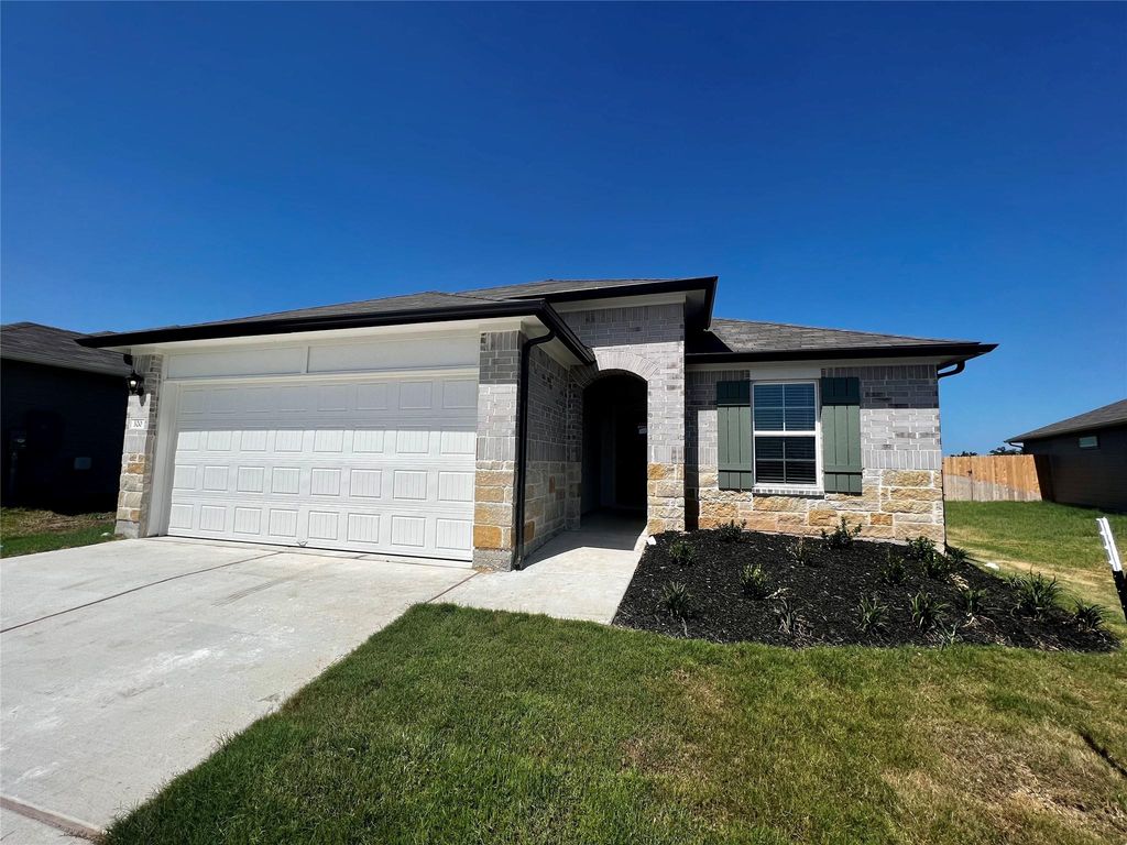 320 Belmont PL, Lockhart, TX 78644