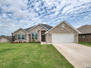 401 Meadows Court, Chandler, TX 75758