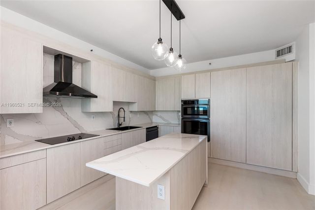 300 S Pointe Dr 907, Miami Beach, FL 33139