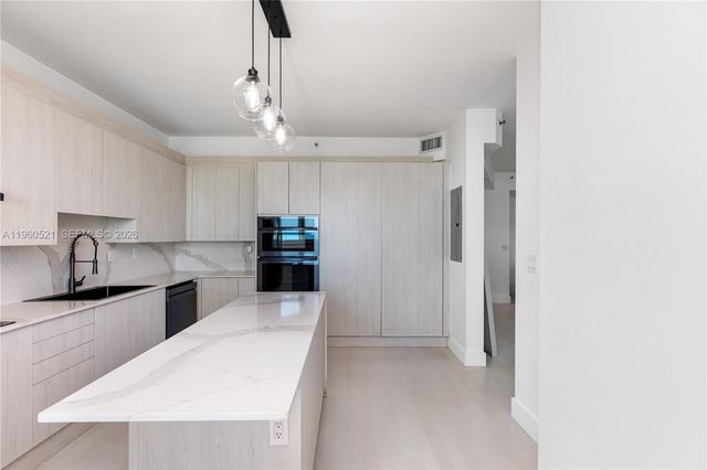 300 S Pointe Dr 907, Miami Beach, FL 33139