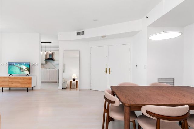 300 S Pointe Dr 907, Miami Beach, FL 33139