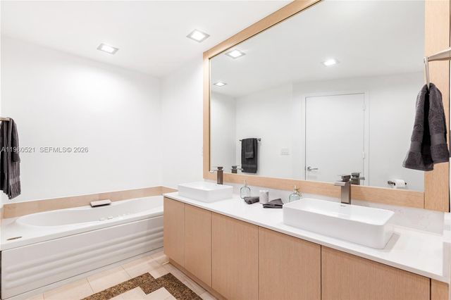 300 S Pointe Dr 907, Miami Beach, FL 33139