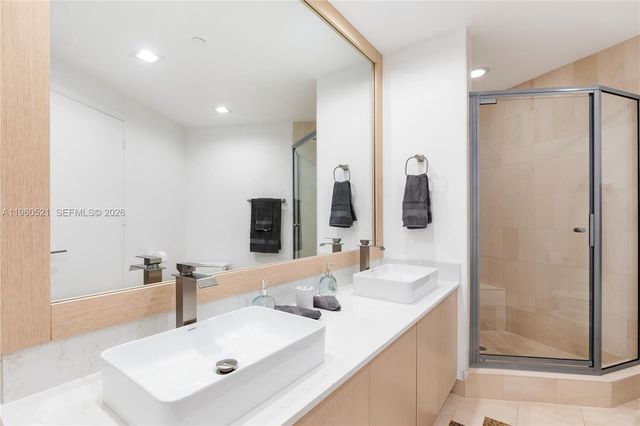 300 S Pointe Dr 907, Miami Beach, FL 33139