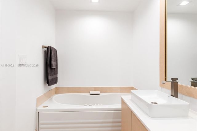 300 S Pointe Dr 907, Miami Beach, FL 33139