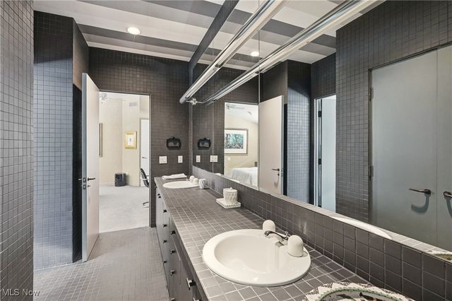 999 Chestnut Run, Gates Mills, OH 44040