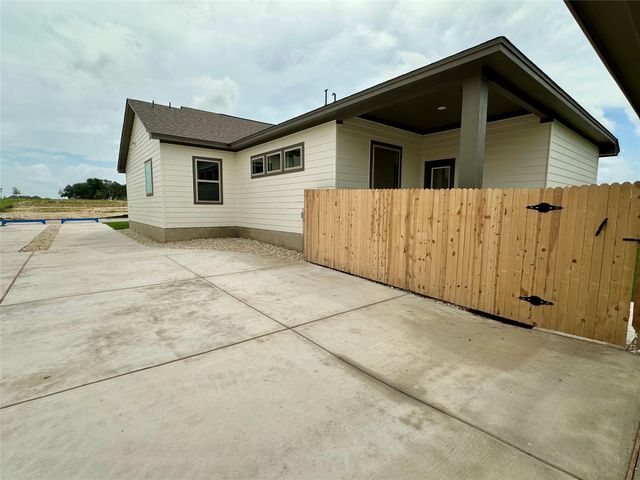 412 Treadwell LN, Kyle, TX 78640
