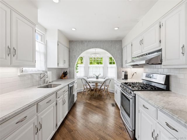 2 Longview Road, Port Washington, NY 11050