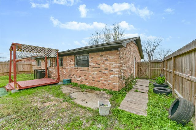 2718 Summertime Drive, Houston, TX 77045