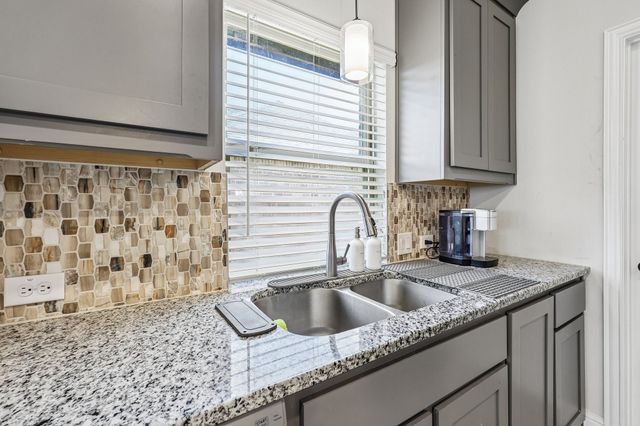 121 Claywood Drive, Glenn Heights, TX 75154