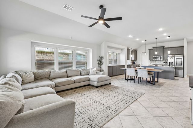 121 Claywood Drive, Glenn Heights, TX 75154
